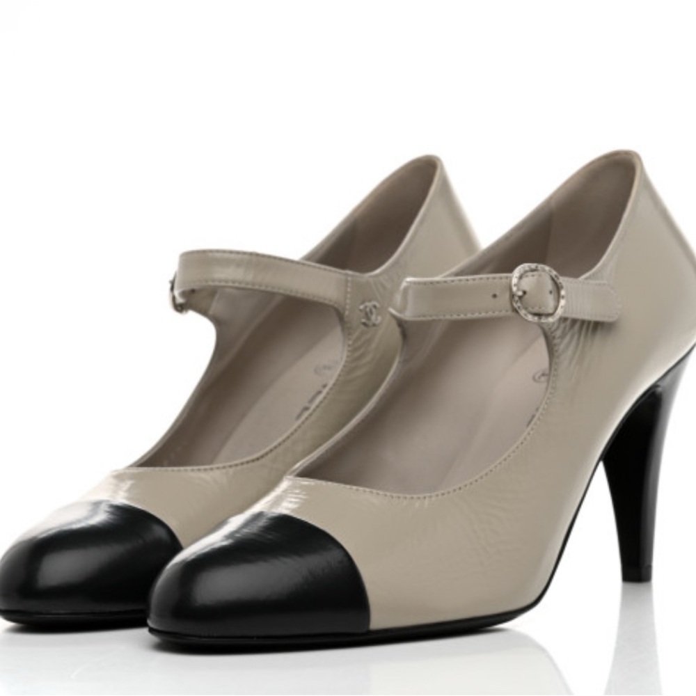 CHANEL Cream and Black Elegant Heels